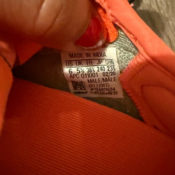 Yeezy boost 350 V2 green and orange - Picture 7 of 8